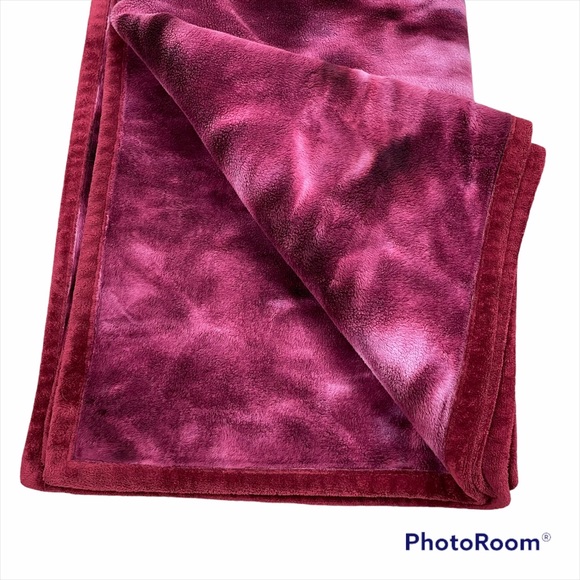 STUDIO D Magenta Heavy Big Super Soft Tie Dye Reversible Throw Blanket - Picture 3 of 7